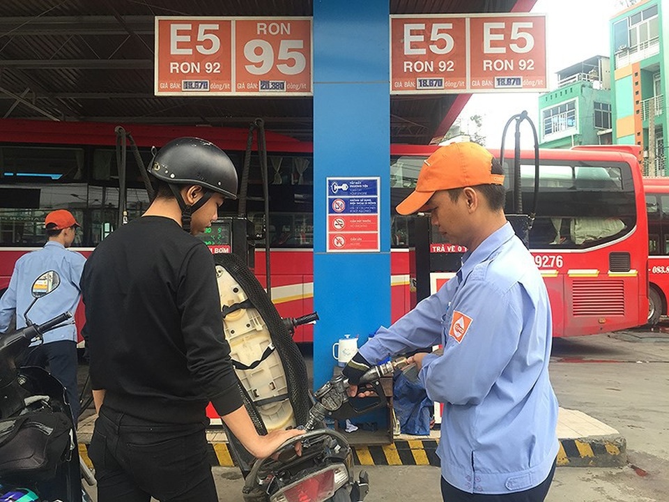 Giá xăng tăng: Bên kiếm ngàn tỉ, bên méo mặt - 1
Mỗi lít xăng sinh học E5 RON92 vừa tăng thêm 675 đồng, xăng A95 tăng thêm 577 đồng.