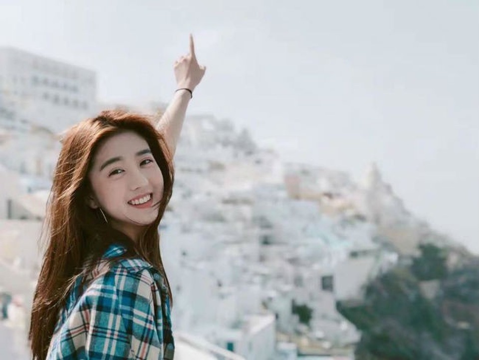 Nhan sắc khiến hàng triệu đấng mày râu điêu đứng của "mỹ nhân quả táo" - 3
14 tuổi, nhà tạo mẫu tóc nổi tiếng là Addy Lee nhận làm cha đỡ đầu và giúp cô dần dần bước vào giới showbiz Trung Quốc với vai trò là một người mẫu ảnh, người mẫu đóng quảng cáo.