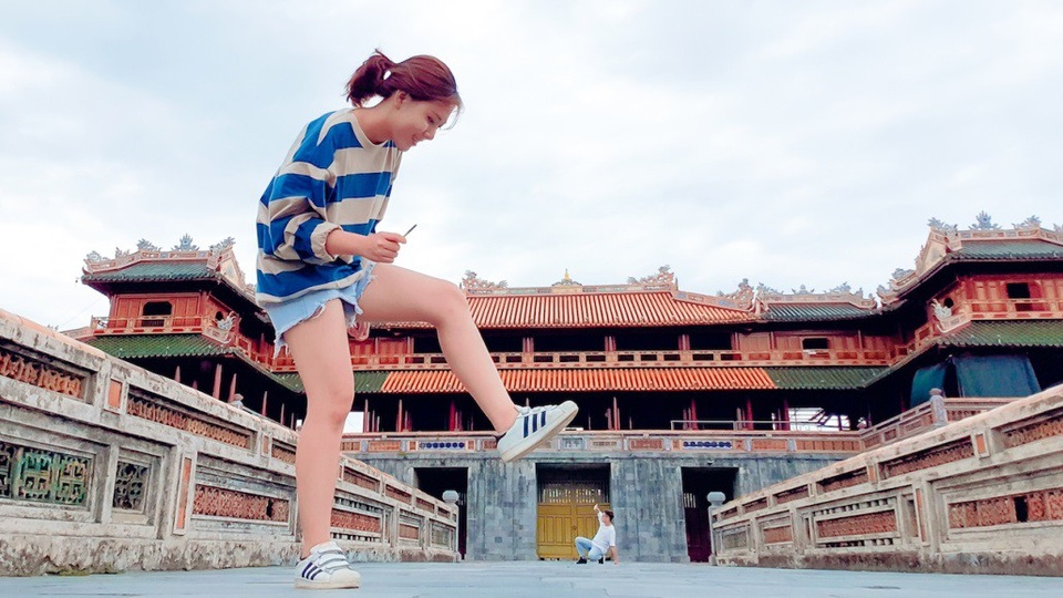 Trào lưu “bút ảnh gia”, đam mê chung của nhiều người trẻ - 2 Tấm ảnh “thế giới người khổng lồ” áp dụng định luật xa gần trong nhiếp ảnh của giới trẻ, được thực hiện chỉ với chiếc điện thoại Galaxy Note9.