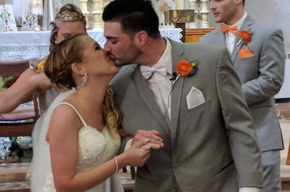 Mỹ: Đi đám cưới về, 20 người chết thảm trong tai nạn - 4
Cặp đôi Erin Vertucci, 34 tuổi và Vertucci, Shane McGowan, 30 tuổi, vừa mới tổ chức đám cưới hồi tháng 6. Ảnh: Facebook