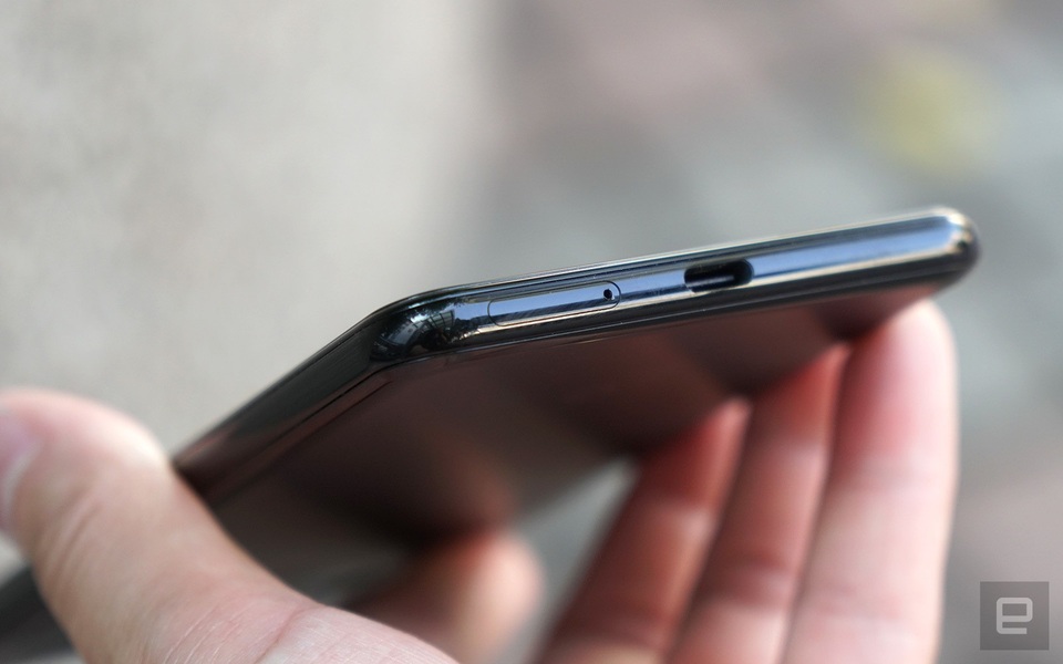 Chưa ra mắt, chiếc smartphone Google Pixel 3 XL đã được bán ra tại Hồng Kông - 7 Cổng USB-C và khe cắm SIM ở cạnh dưới sản phẩm