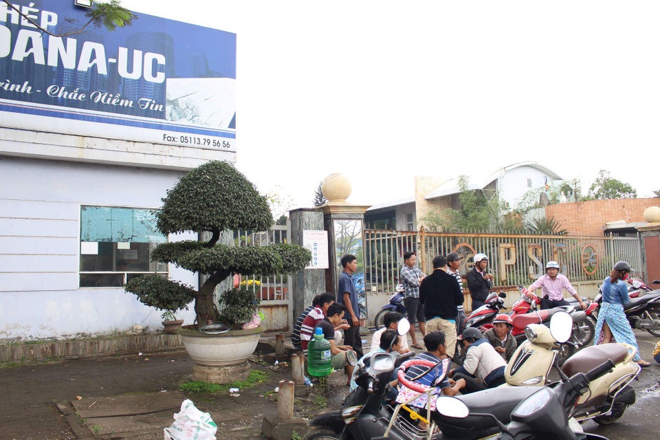 Người dân khu vực lân cận hai nhà máy thép nhiều lần phản ứng hoạt động của nhà máy gây ô nhiễm môi trường, ảnh hưởng khu dân cư