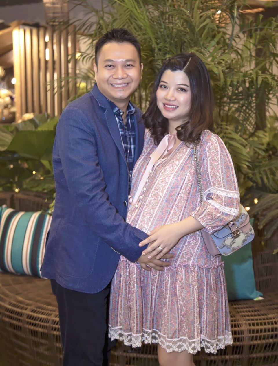 Tăng Bảo Quyên lần đầu tiên chia sẻ về gia đình sau khi rời xa showbiz - 1 Mới đây, nữ diễn viên “Giao lộ định mệnh” bất ngờ xuất hiện cùng ông xã trong một sự kiện dành cho những doanh nhân.