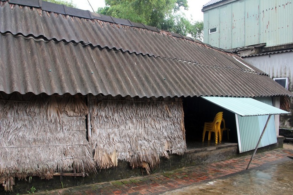 Mẹ già 85 tuổi còng lưng nuôi chồng, con bệnh nặng - 1 Bên trong ngôi nhà lụp xụp, ẩm mốc này là 3 mảnh đời đang quá thương tâm