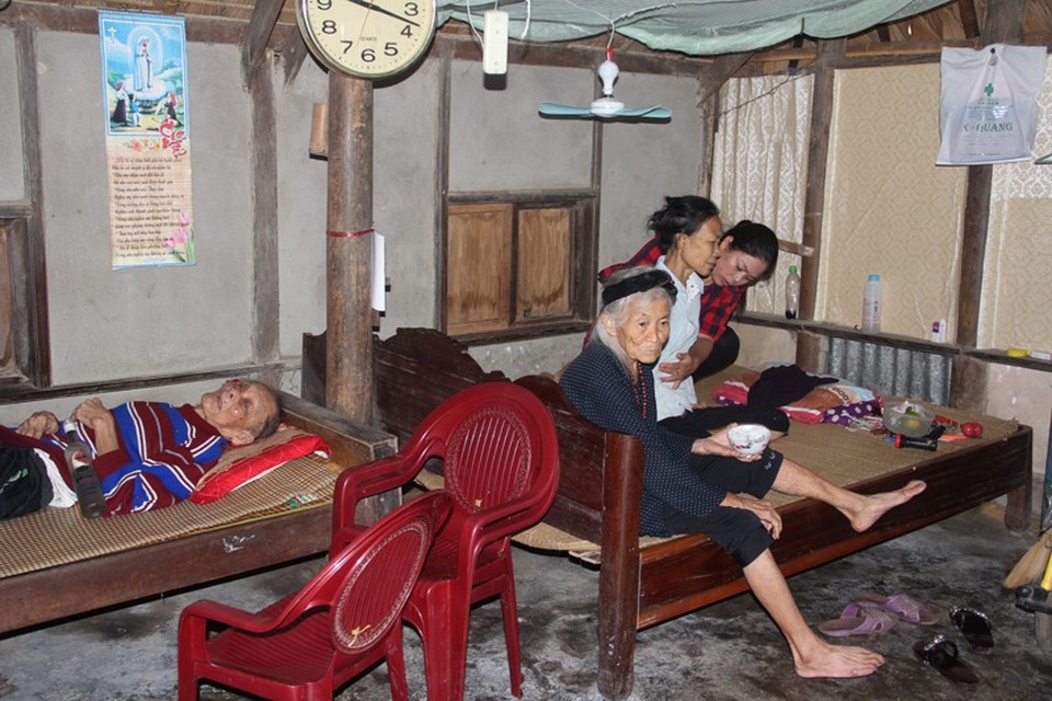 Bạn đọc Dân trí hỗ trợ nóng 12 triệu đồng đến mẹ già 85 tuổi - 1 Cụ Hương cùng chồng, con trong ngôi nhà đầy cám cảnh.