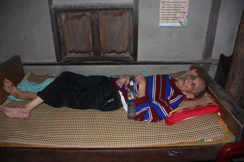 Mẹ già 85 tuổi còng lưng nuôi chồng, con bệnh nặng - 3
Neo người, lại không có tiền nên cụ Thỉ buộc phải nằm nhà. Ngày ngày cụ Hương phải đun nước nóng đổ vào chai rồi chườm cho cụ Thỉ.