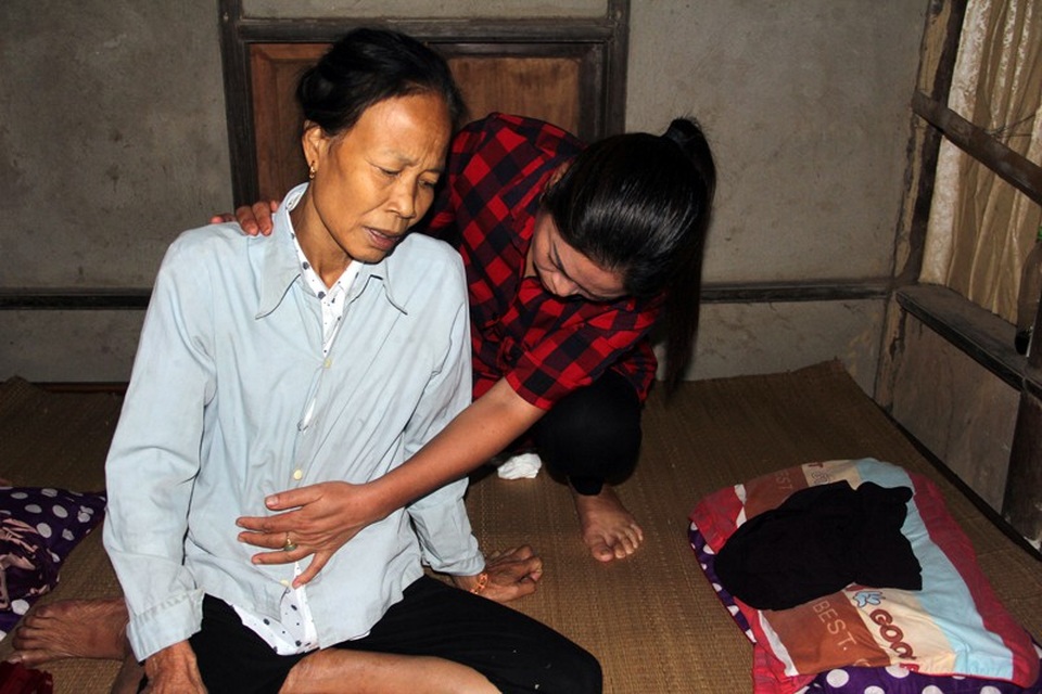 Mẹ già 85 tuổi còng lưng nuôi chồng, con bệnh nặng - 4 Chị Hoàng thường xuyên lên cơn đau, người thiếu sức sống.