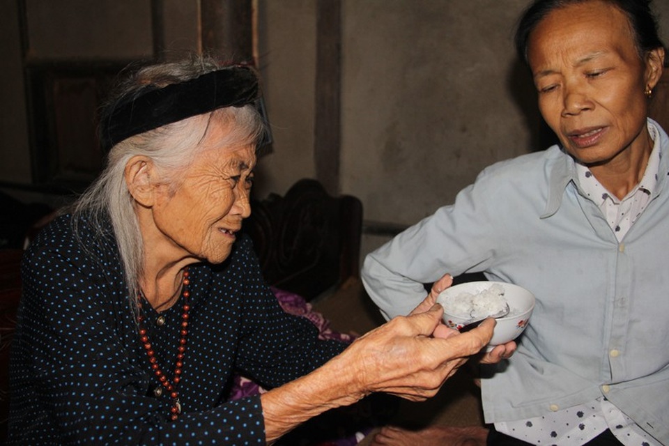 Mẹ già 85 tuổi còng lưng nuôi chồng, con bệnh nặng - 6 Người mẹ gia khóc sướt mướt, cố đút cho con hái thìa cơm.