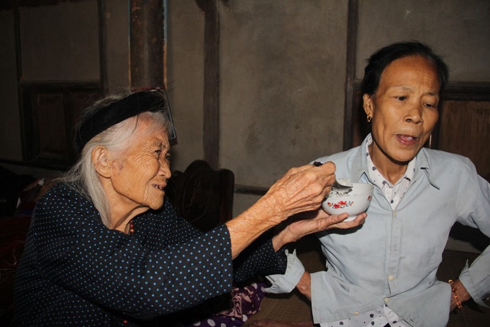 Mẹ già 85 tuổi còng lưng nuôi chồng, con bệnh nặng - 7 Nhưng người con không thể nào nuốt được vì quá yếu.