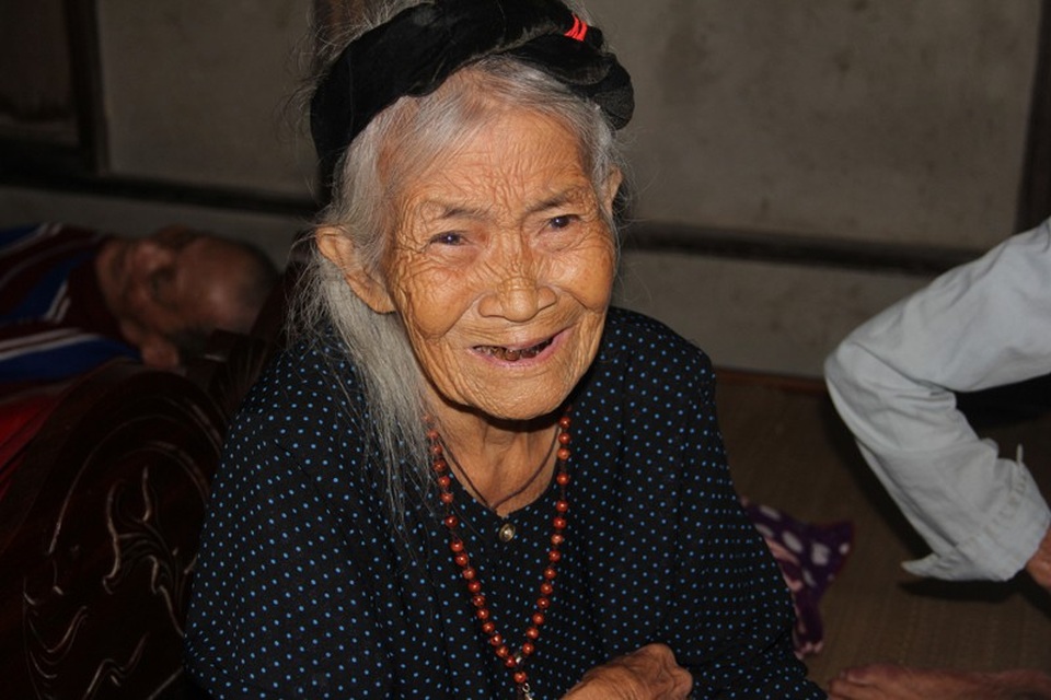 Mẹ già 85 tuổi còng lưng nuôi chồng, con bệnh nặng - 8 Cụ Hương bật khóc trước tình cảnh nghiệt ngã của chồng con và chính của cụ.