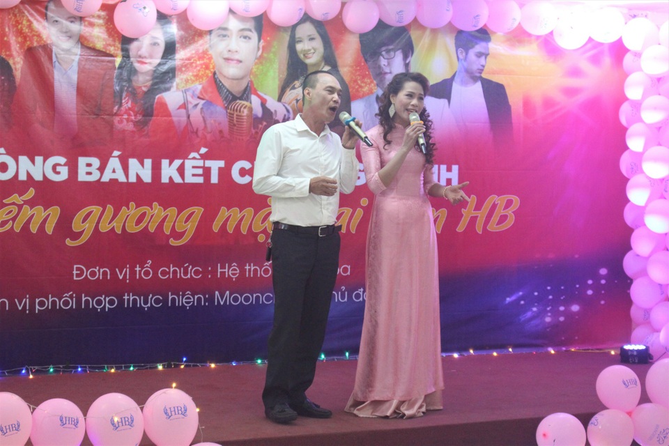 9 thí sinh lọt vào vòng chung kết cuộc thi giọng ca vàng - Tìm kiếm gương mặt đại diện HB - 7 Các thí sinh dù nghiệp dư nhưng hát rất tự tin và cảm xúc. (Ảnh: Hồng Vân)