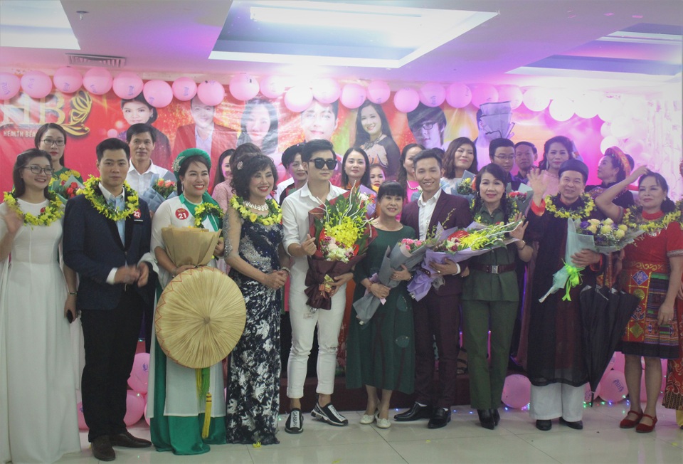 9 thí sinh lọt vào vòng chung kết cuộc thi giọng ca vàng - Tìm kiếm gương mặt đại diện HB - 1 Ban giám khảo chụp ảnh lưu niệm cùng các thí sinh trong vòng bán kết. (Ảnh: Hồng Vân)