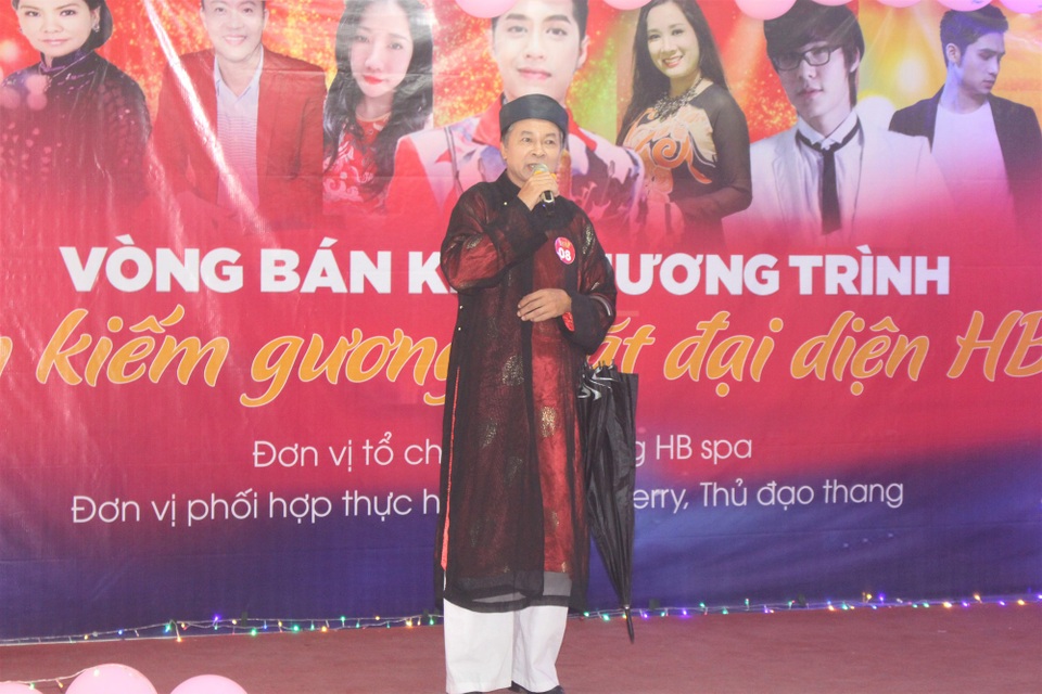 9 thí sinh lọt vào vòng chung kết cuộc thi giọng ca vàng - Tìm kiếm gương mặt đại diện HB - 3 Cuộc thi giọng ca vàng - Tìm kiếm gương mặt đại diện HB thu hút nhiều thí sinh lớn tuổi tham gia. (Ảnh: Hồng Vân)