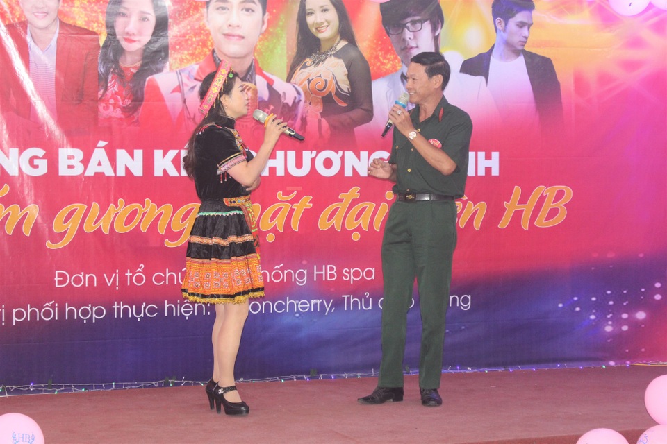 9 thí sinh lọt vào vòng chung kết cuộc thi giọng ca vàng - Tìm kiếm gương mặt đại diện HB - 2 Các thí sinh tham gia vòng bán kết rất đầu tư về trang phục.