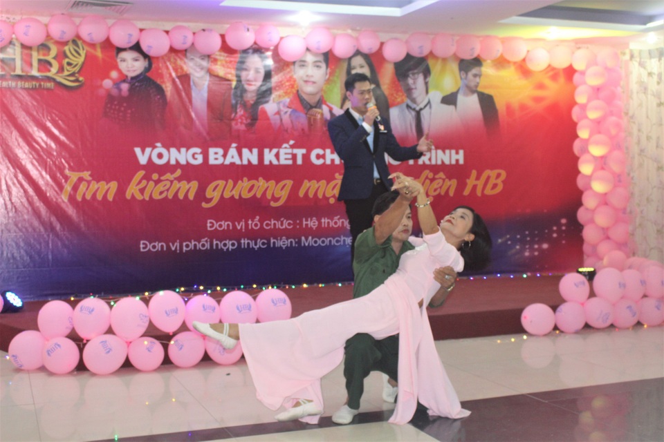 9 thí sinh lọt vào vòng chung kết cuộc thi giọng ca vàng - Tìm kiếm gương mặt đại diện HB - 5 Hai thí sinh biểu diễn tiết mục múa lọt vào vòng chung kết.