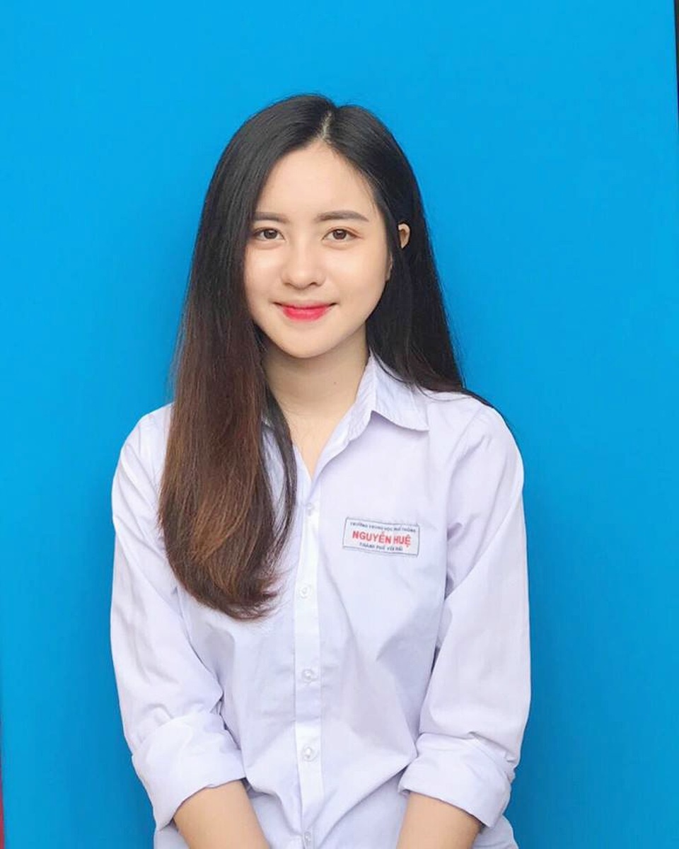 Mới nổi vì diện đồ dân tộc cực xinh, thiếu nữ Yên Bái lại có ảnh thẻ gây "sốt" - 1 Bức ảnh thẻ xinh đẹp của Trần Thu Trang khiến cô một lần nữa trở thành cái tên được tìm kiếm trên mạng xã hội.
