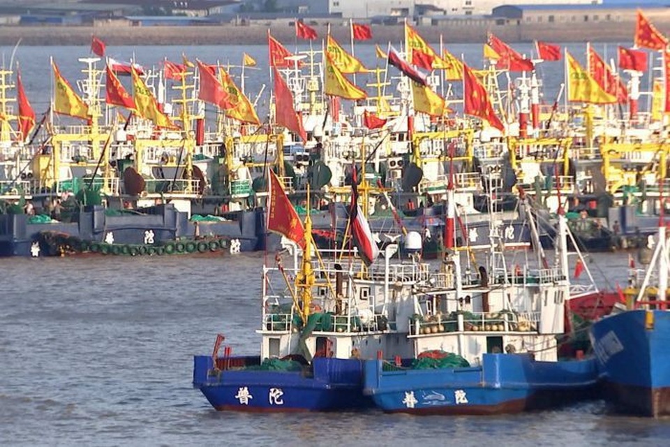 Đội tàu cá hùng hậu của Trung Quốc vét sạch các đại dương - 2 Tàu cá Trung Quốc tiến ra biển khi mùa khai thác bắt đầu (Ảnh: ABC)