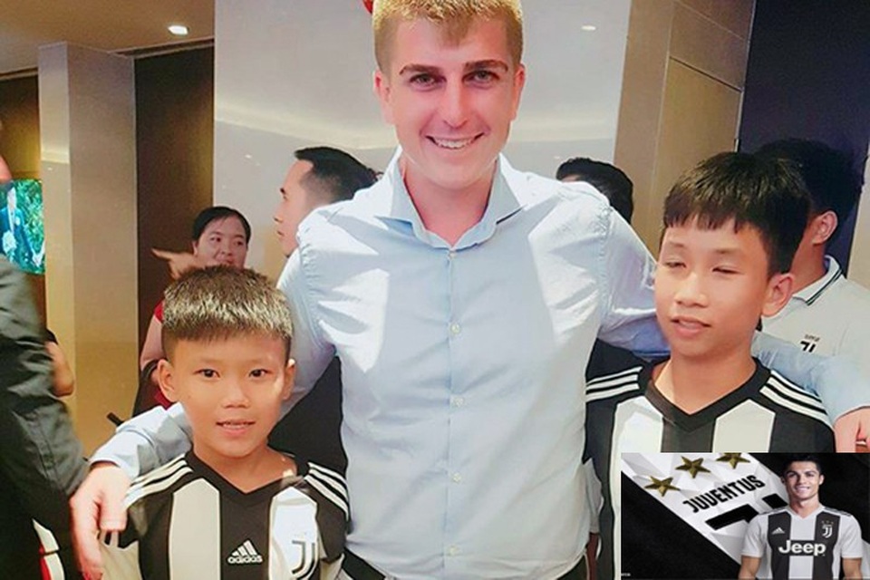 Xóm nghèo “nức lòng” khi có hai cậu bé cùng trúng tuyển Học viện Bóng đá Juventus - 1 Trần Đình Khánh (ngoài cùng bên trái) và Kiều Văn Bằng chụp ảnh lưu niệm với chuyên gia Học viện bóng đá Juventus sau khi trúng tuyển.