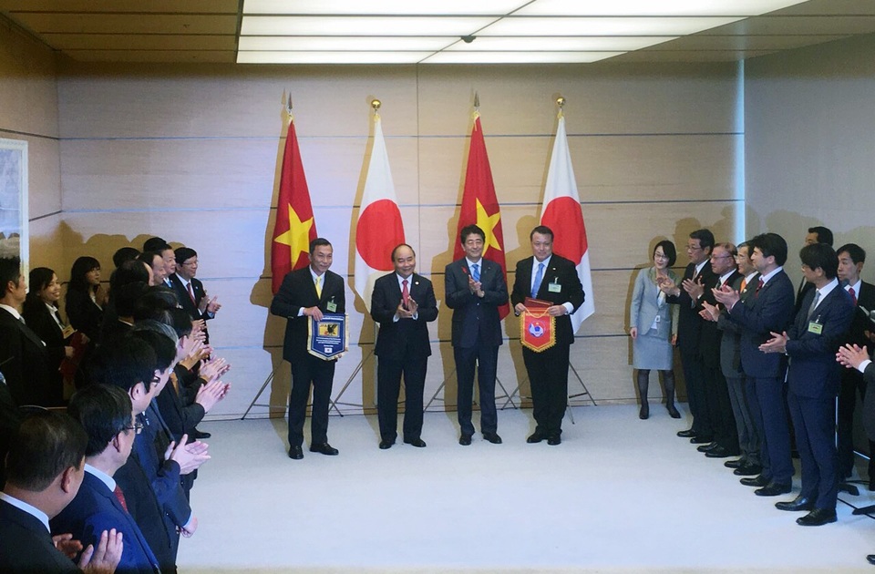 
Thủ tướng Chính phủ Nguyễn Xuân Phúc và Thủ tướng Nhật Bản Shinzo Abe chứng kiến lễ trao biên bản ghi nhớ hợp tác giữa LĐBĐ Việt Nam và LĐBĐ Nhật Bản.
