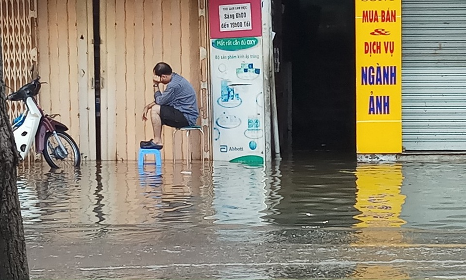 Triều cường bủa vây Sài Gòn, Cần Thơ - 1 Sáng sớm một chủ cửa hàng ngối buồn rầu, bó gối vì nước ngập tràn nhà