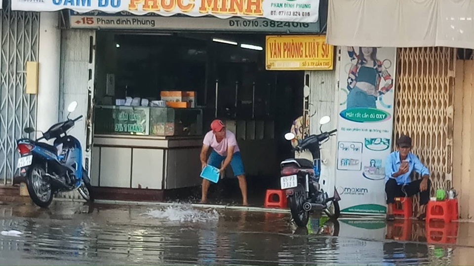 Triều cường bủa vây Sài Gòn, Cần Thơ - 2 Nước tràn nhà người dân trên đường phố Phan Đình Phùng, quận Ninh Kiều