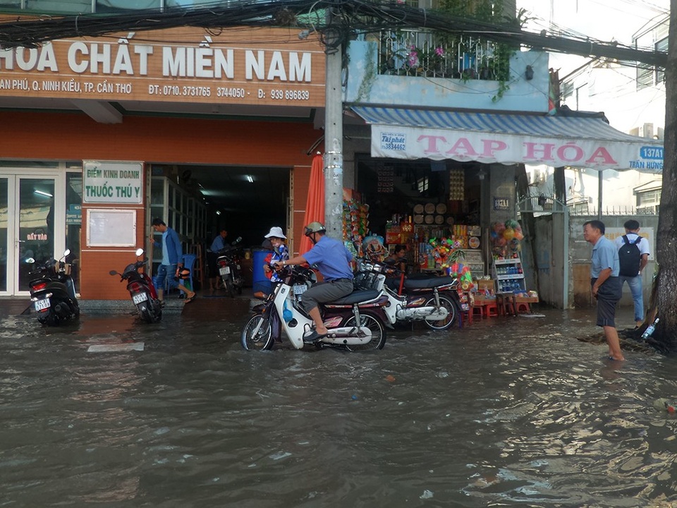 Triều cường bủa vây Sài Gòn, Cần Thơ - 3 Nước ngập phố nên cuộc sống của nhiều người dân bị xáo trộn