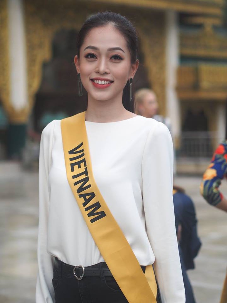 Ngắm nhan sắc của Á hậu Bùi Phương Nga và các thí sinh Hoa hậu hòa bình thế giới 2018 - 2
Bùi Phương Nga diện trang phục kín đáo khi đi thăm một ngôi chùa tại Myanmar.