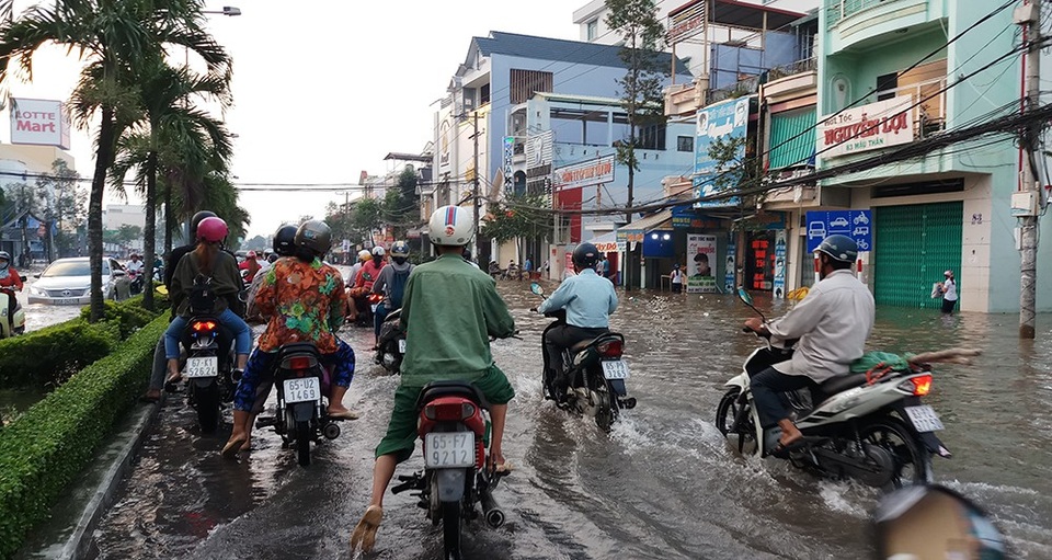 Triều cường bủa vây Sài Gòn, Cần Thơ - 4 Đường Mậu Thân, một con đường lớn trong nội ô TP Cần Thơ bị ngập rất nặng