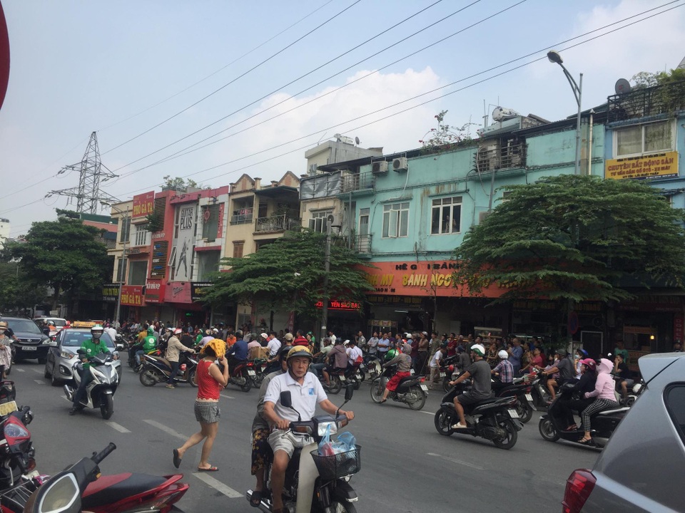 Hà Nội: Ngôi nhà 9 tầng trên phố Hào Nam bốc cháy dữ dội - 6
Rất đông người dân tập trung theo dõi vụ cháy.