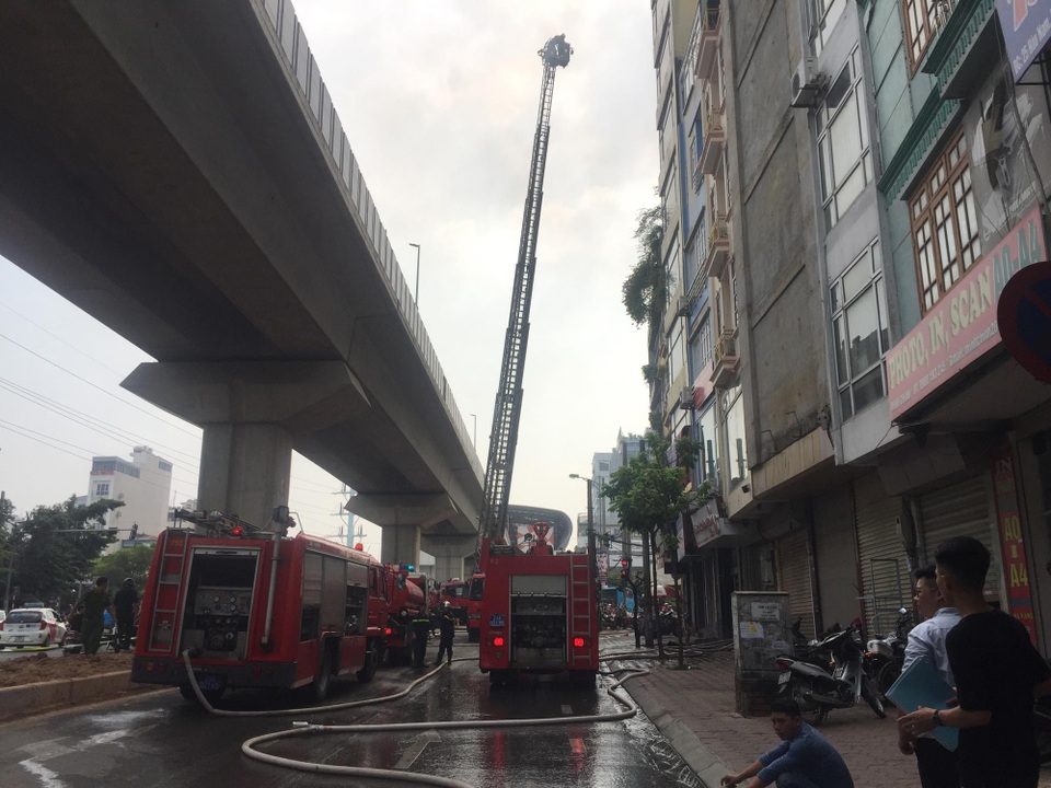 Hà Nội: Ngôi nhà 9 tầng trên phố Hào Nam bốc cháy dữ dội - 5
Huy động xe thang chữa cháy ngôi nhà cao tầng.