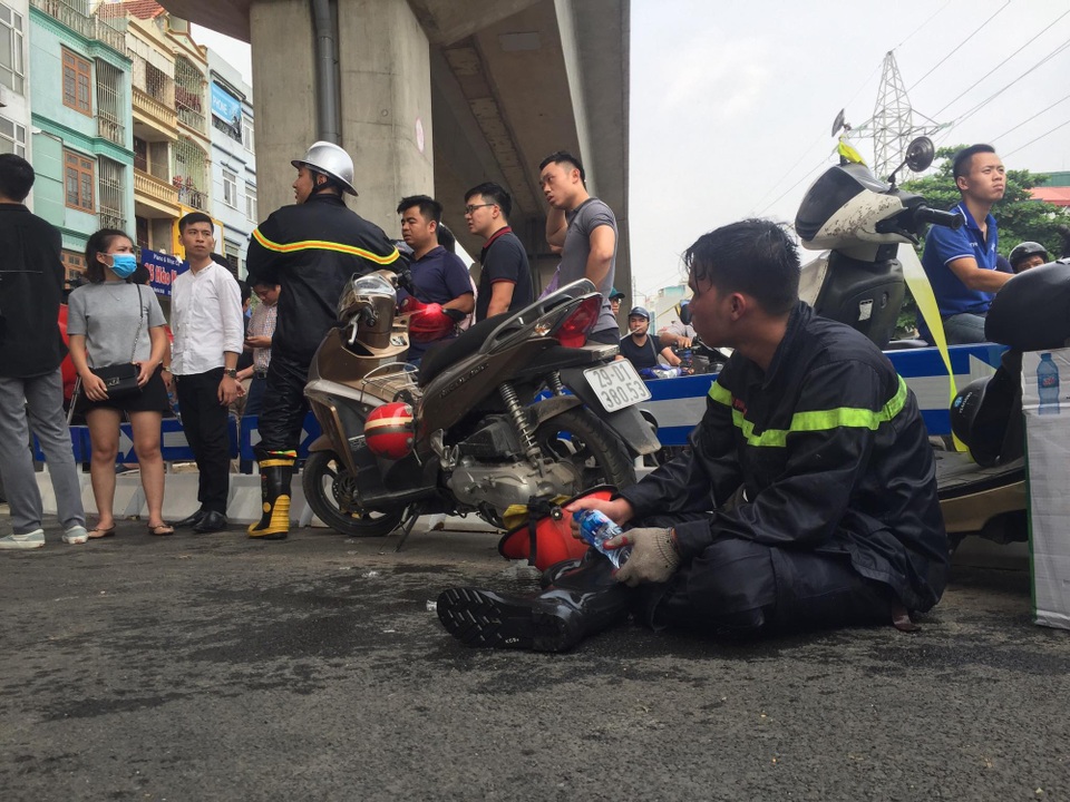 Hà Nội: Ngôi nhà 9 tầng trên phố Hào Nam bốc cháy dữ dội - 8
Chiến sĩ cảnh sát PCCC mệt nhoài sau khi khống chế được ngọn lửa.