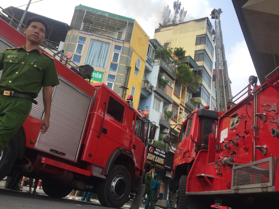 Hà Nội: Ngôi nhà 9 tầng trên phố Hào Nam bốc cháy dữ dội - 2 Hà Nội: Ngôi nhà 9 tầng trên phố Hào Nam bốc cháy dữ dội - 2