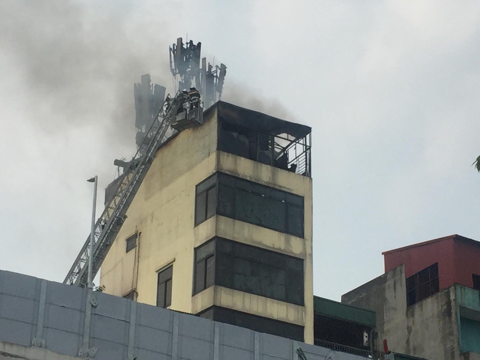 Hà Nội: Ngôi nhà 9 tầng trên phố Hào Nam bốc cháy dữ dội - 3 Hà Nội: Ngôi nhà 9 tầng trên phố Hào Nam bốc cháy dữ dội - 3