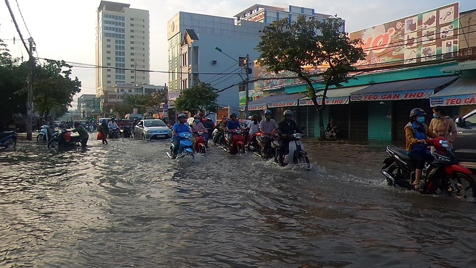 Triều cường bủa vây Sài Gòn, Cần Thơ - 7 Dù trời nắng chói chang nhưng phố ngập rất nặng khiến cuộc sống người dân bị đảo lộn.