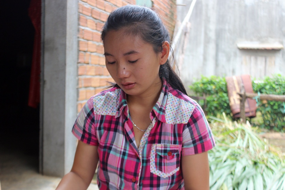 Em Thi bị dị tật do tai nạn lao động, đã 6 năm nhưng hiện tại vẫn chưa có tiền để mổ lấy nẹp cố định vết nứt ra khỏi cơ thể