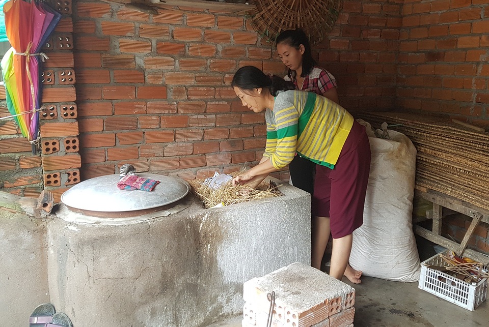 Cả nhà sống nhờ vào lò tráng bánh, nhưng nay anh thường xuyên ốm đau và trời mưa nên hiện tại gia đình không làm ra tiền