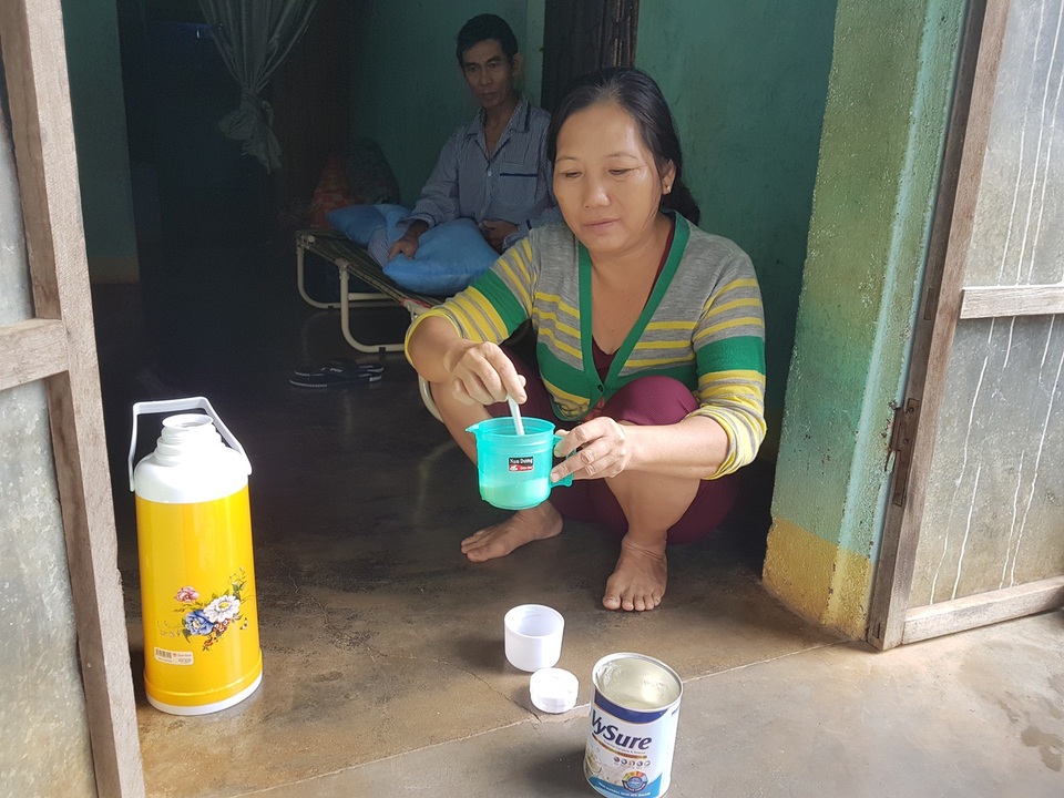 Không làm ra tiền, cả ba mẹ con rau cháo qua ngày còn để dành tiền mua sữa cho anh. Mỗi hộp sữa gần 250 nghìn uống được 3 ngày.