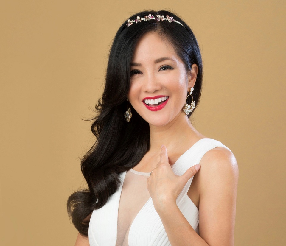 Hồng Nhung, Tùng Dương tái ngộ sân khấu FLC Sầm Sơn trong đêm nhạc “Tình Thu” - 1 Diva Hồng Nhung với “giọng ca không tuổi” là cái tên chưa bao giờ “nguội” trong V-biz