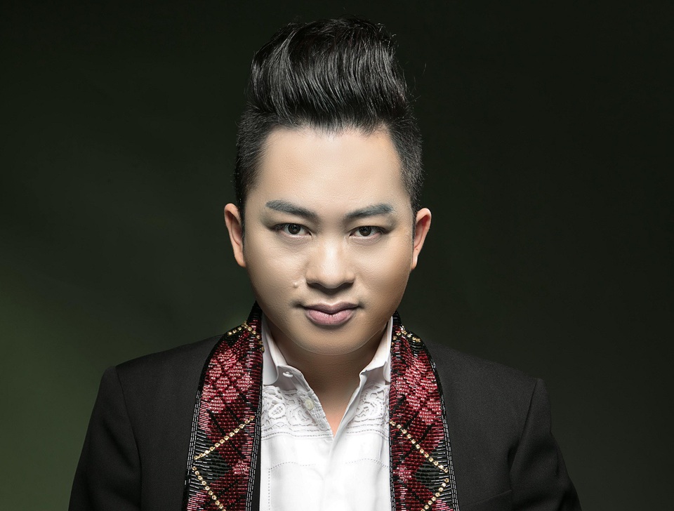 Hồng Nhung, Tùng Dương tái ngộ sân khấu FLC Sầm Sơn trong đêm nhạc “Tình Thu” - 2 Divo Tùng Dương luôn gây “nghiện” cho khán giả với phong cách “phiêu” đặc trưng
