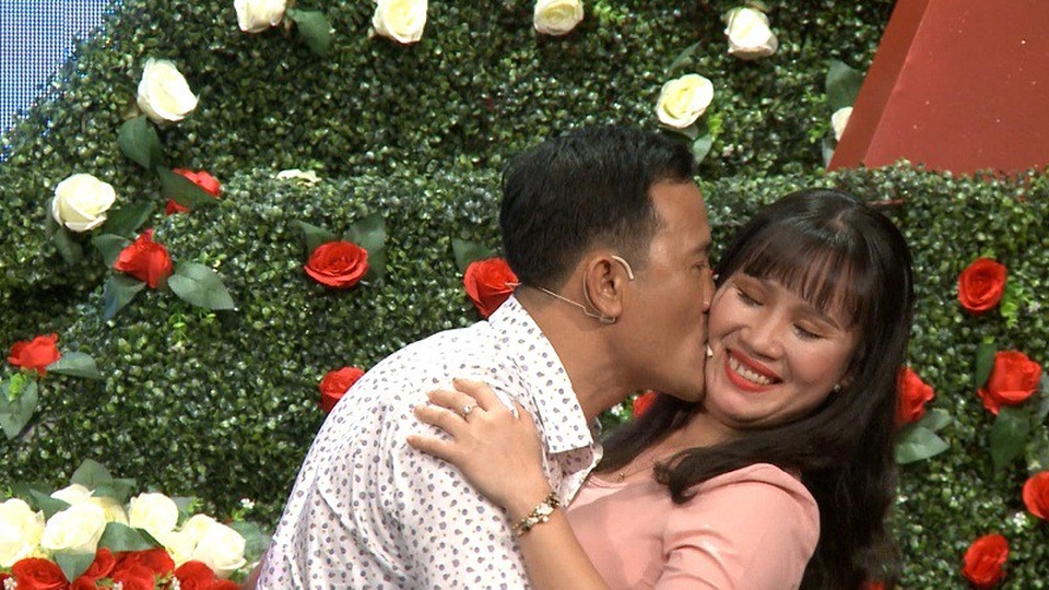 Cặp đôi chưa bấm nút đồng ý hẹn hò đã mạnh dạn "thơm má" - 3 Nụ hôn nóng bỏng của cặp đôi trên sân khấu khi mà chưa bấm nút hẹn hò