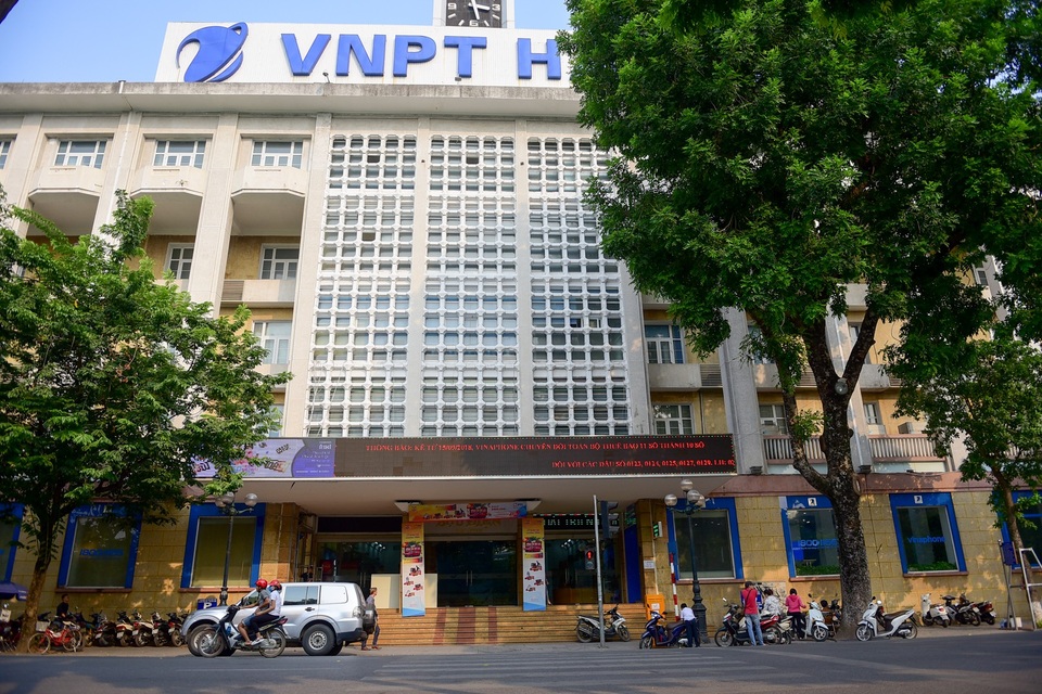 Bưu điện Hà Nội: Trận địa phòng thủ xuyên qua hai cuộc kháng chiến - 5
Trong kháng chiến chống Mỹ, bưu điện vừa phục vụ người dân, vừa hỗ trợ đắc lực các đơn vị vũ trang trong hoạt động bảo vệ Thủ đô. Nóc bưu điện giai đoạn này là nơi bố trí hệ thống súng phòng không để bảo vệ bầu trời Hà Nội.