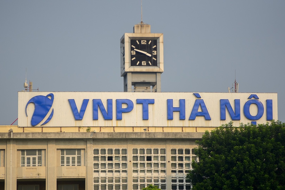 Bưu điện Hà Nội: Trận địa phòng thủ xuyên qua hai cuộc kháng chiến - 4
Năm 1976, tòa nhà bưu điện mới được xây dựng, là tòa nhà chính của Bưu điện Hà Nội hiện tại. Công trình được xây dựng theo kiểu kiến trúc hiện đại, có 5 tầng, quy mô bề thế, mặt tiền chạy dọc theo bờ hồ Hoàn Kiếm.