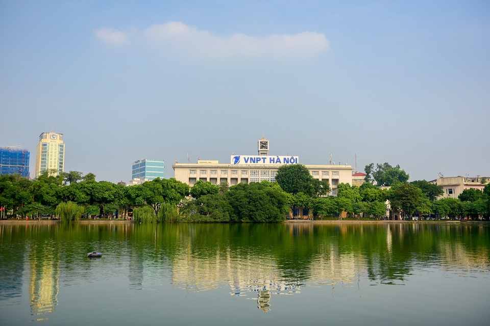 Bưu điện Hà Nội: Trận địa phòng thủ xuyên qua hai cuộc kháng chiến - 1
Bưu điện Hà Nội ở 75 Đinh Tiên Hoàng, thuộc quận Hoàn Kiếm (Hà Nội), nằm ở phía Đông hồ Hoàn Kiếm nên người dân thường gọi là Bưu điện Bờ Hồ. Năm 1946, nơi đây là một trong những trận địa chống Pháp quyết liệt của các chiến sĩ Thủ đô và công nhân Nhà Bưu điện.