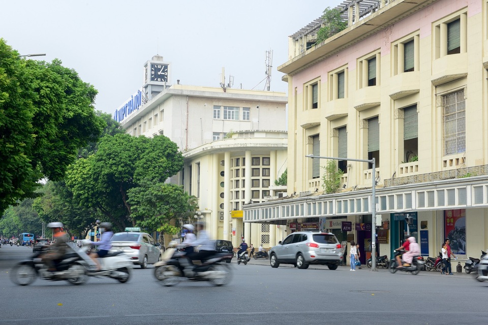 Bưu điện Hà Nội: Trận địa phòng thủ xuyên qua hai cuộc kháng chiến - 3
Năm 1943, Sở Bưu điện Hà Nội xây dựng thêm một tòa nhà mới nằm ở góc phố Đinh Lễ. Tòa nhà này do kiến trúc sư Henri Cerutti thiết kế.