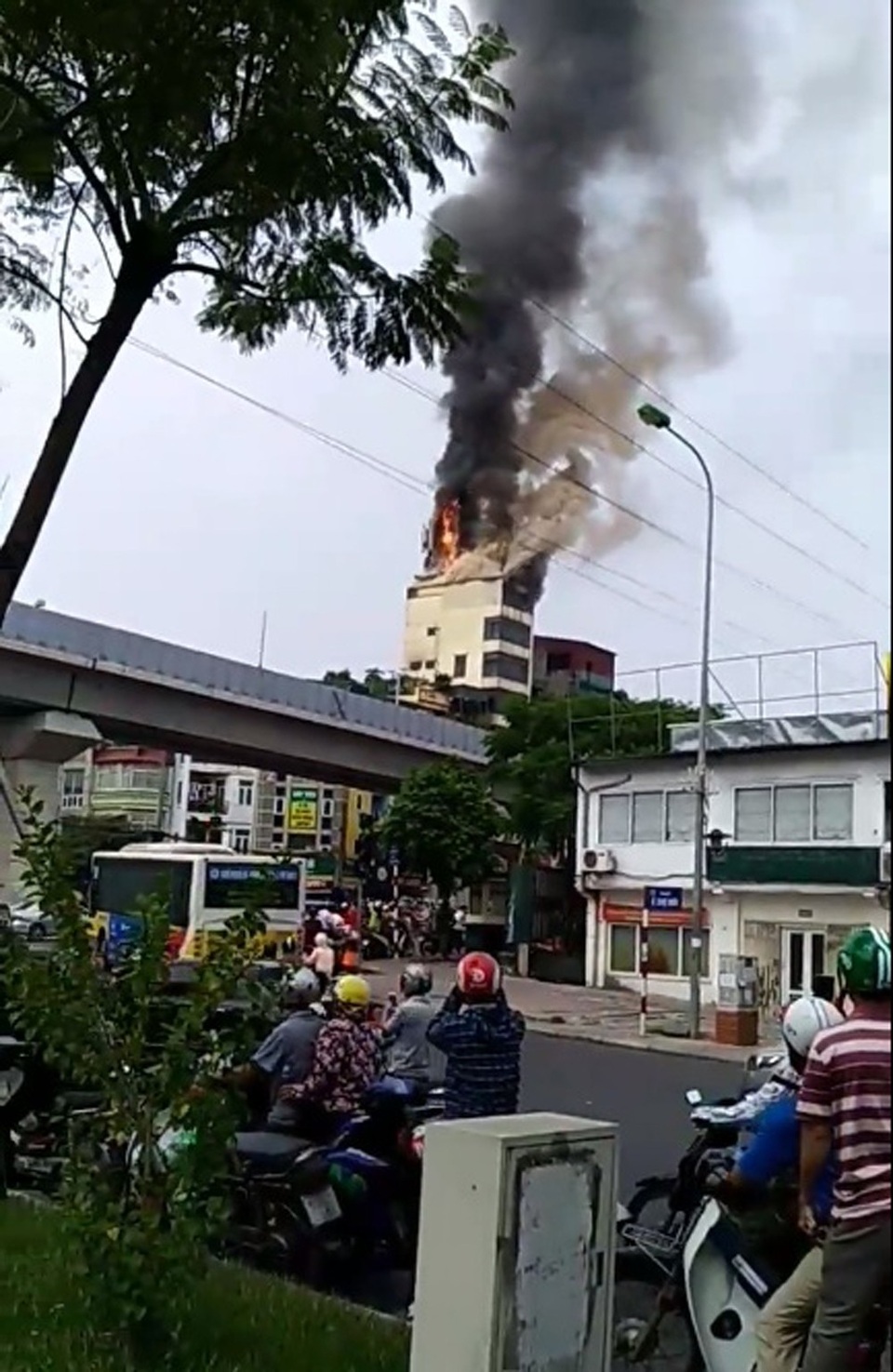 Hà Nội: Ngôi nhà 9 tầng trên phố Hào Nam bốc cháy dữ dội - 1
Khói lửa bốc lên dữ dội tại tầng 9 của ngôi nhà cháy.