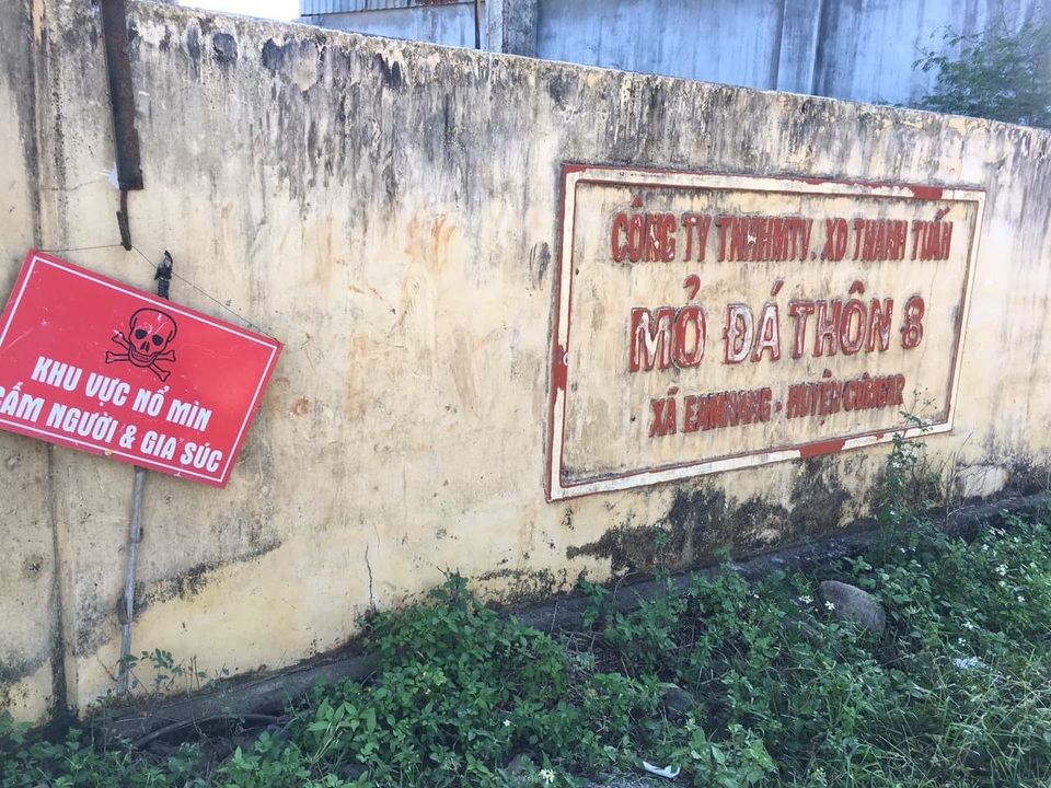 Múc đất làm công trình, phát hiện bom nặng hơn 2 tạ - 1 Khu vực mỏ đá nơi phát hiện có bom dưới lòng đất