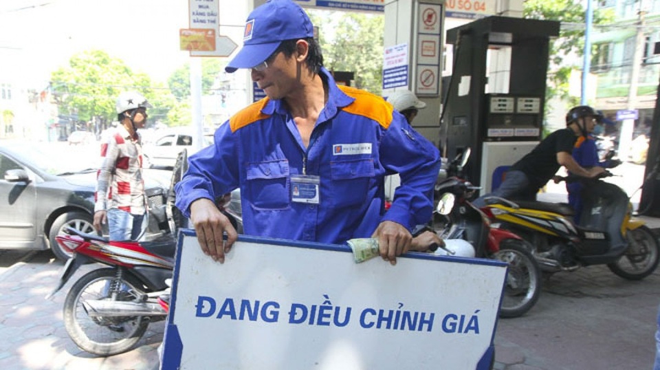 Giá xăng tăng chóng mặt: Tiêu dùng chật vật, chi phí cao đè nặng doanh nghiệp - 1 Giá xăng dầu tăng mạnh trong kỳ điều chỉnh vừa qua.