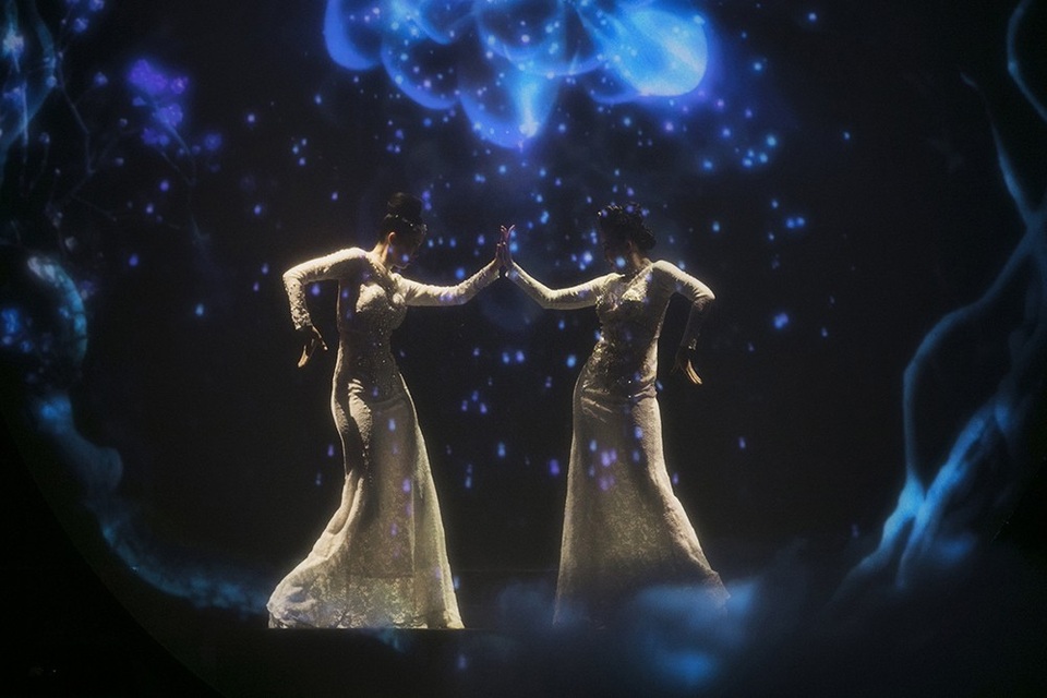 Hoa hậu Hoàn vũ Riyo Mori cũng khiến khán giả mãn nhãn với phần múa kết hợp cùng nghệ sĩ Linh Nga trong tiết mục Vũ khúc dưới ánh trăng. Phần biểu diễn được dàn dựng công phu, kết hợp với ánh sáng đã tạo nên một phần trình diễn hút hồn người xem qua từng động tác uyển chuyển.