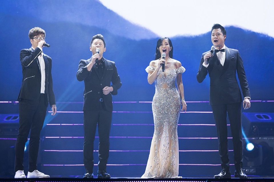 Những giọng ca chính của chương trình trong sự kết hợp mở màn đã cuốn hút khán giả