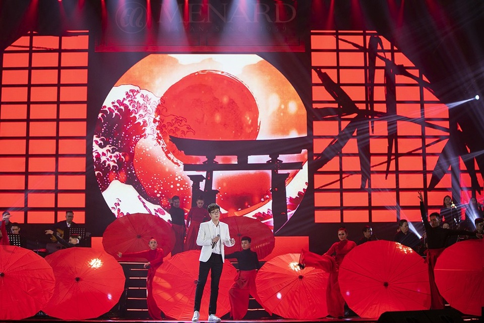 Bùi Anh Tuấn trình diễn hàng loạt ca khúc hít của mình, trong đó ca khúc Nơi tình yêu bắt đầu từng làm nên dấu ấn của anh trong mắt khán giả từ cuộc Giọng hát Việt. Bùi Anh Tuấn chia sẻ, anh vô cùng xúc động khi được đứng trên sân khấu lớn cùng các đàn anh và trong show diễn cực kỳ hoành tráng như Đại nhạc hội Son - Em mơ lần này.